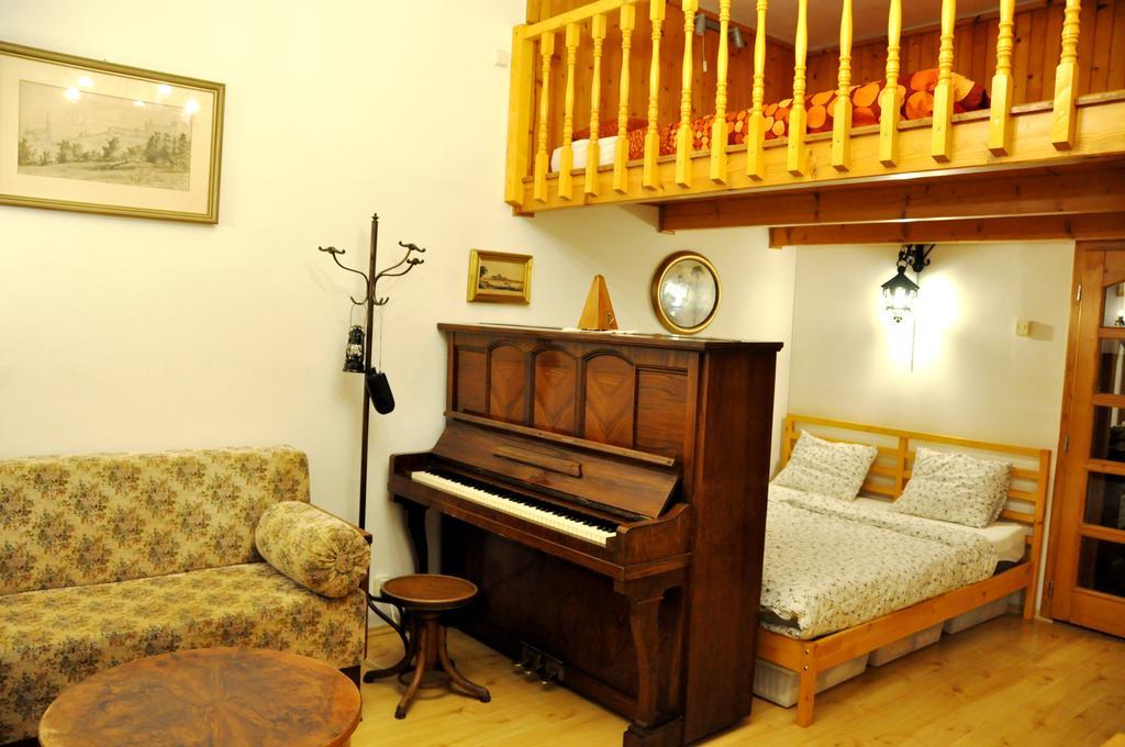 Traditional Slovak Apartment บราติสลาวา ภายนอก รูปภาพ