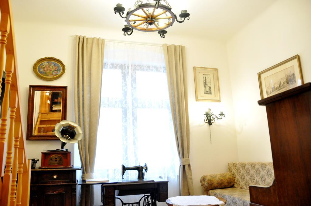 Traditional Slovak Apartment บราติสลาวา ภายนอก รูปภาพ